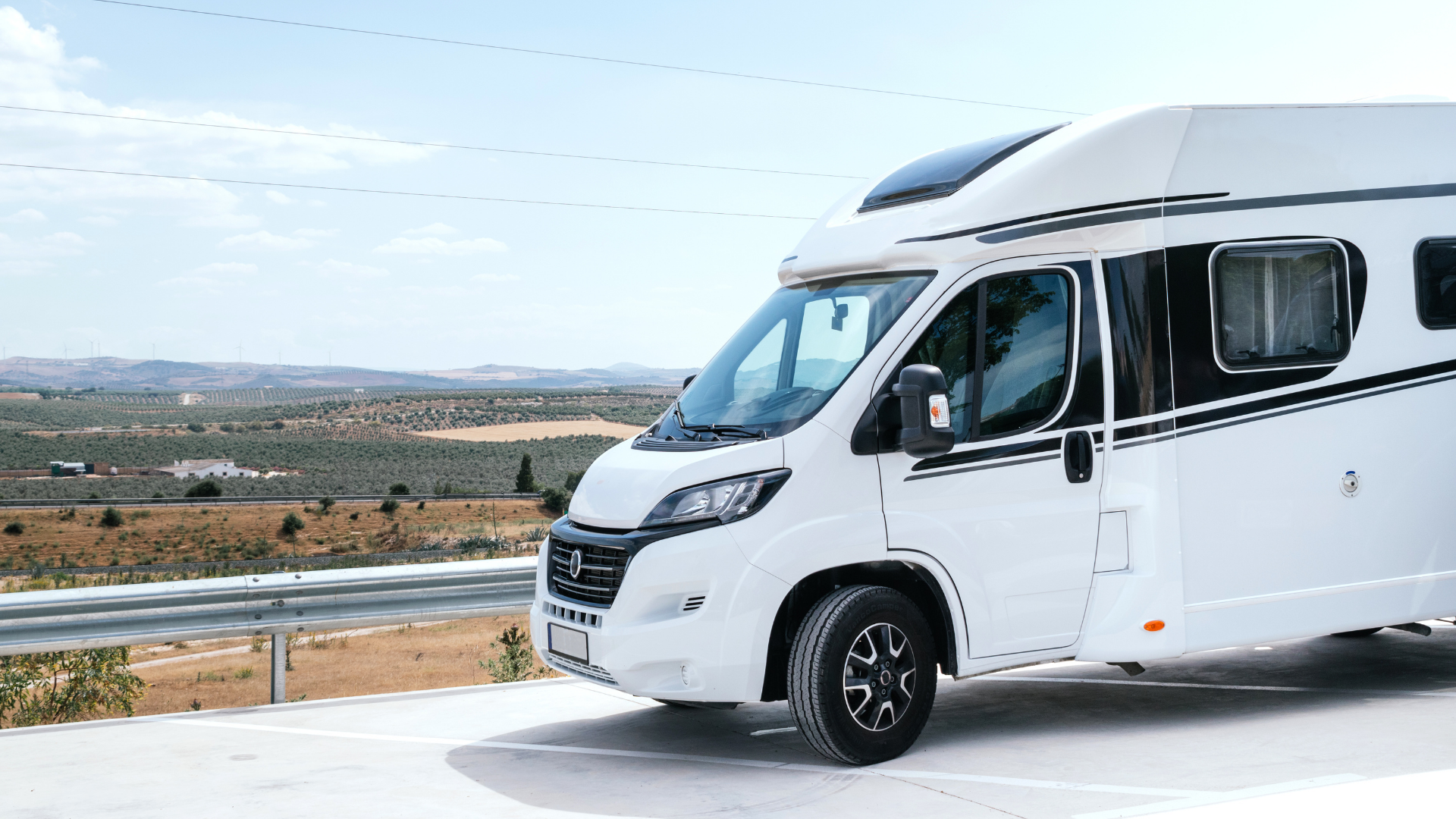 Camping-car récent stationné sur un emplacement accessible