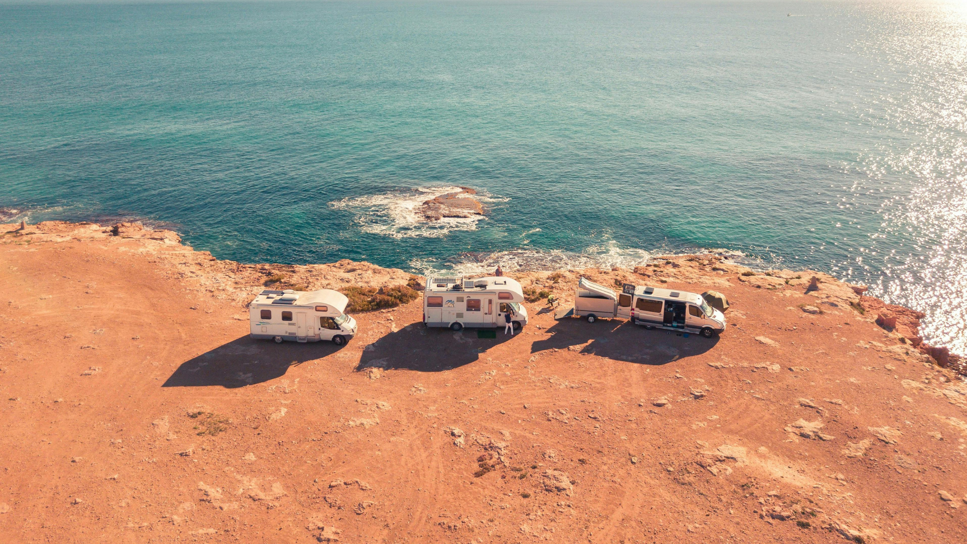 Camping-cars installés sur le littoral face à la mer